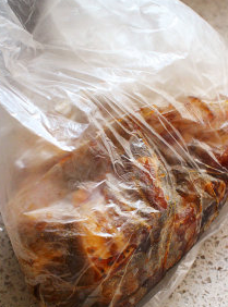 蜜酱烤肉甘薯盅,将材料b中的所有调料都放入塑料袋中,让排骨均匀沾附酱汁,入冰箱冷藏腌渍24小时