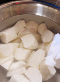 蜜酱烤肉甘薯盅,甘薯去皮切滚刀块,泡清水45分钟,后再用清水洗一遍,擦干