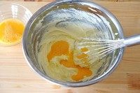 法式杏仁焦糖脆饼,鸡蛋打成蛋液。分两次加。如上，搅打均匀再加下一次。