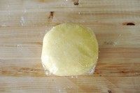 法式杏仁焦糖脆饼,包上保鲜膜，放入冰箱冷藏1个小时以上。方便之后擀成薄片。