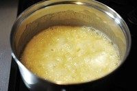 法式杏仁焦糖脆饼,锅内倒入黄油，鲜奶油，砂糖，蜂蜜。开中火。搅拌使其融化。直至沸腾后表面出现泡泡。