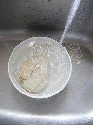 香拌鸡丝,鸡胸肉捞出后冲凉水或者放入事先准备好的冰水里浸泡，使鸡胸肉彻底变凉