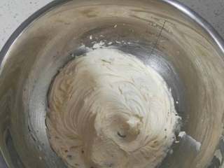 蘑菇饼干,黄油软化加糖粉打成奶油霜状