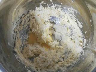 蘑菇饼干,加入蛋液及香草精搅打均匀