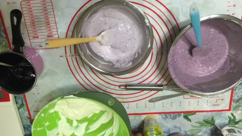 蓝莓芝士蛋糕,奶酪糊平均分成3等分。留一份原味。一份加入约40-50g的自制蓝莓酱作为最底层。一份加入20g蓝莓酱，作为中间层。
从冰箱取出冷藏好的模具，先倒入深紫色的奶酪糊，在台面上轻磕几下磕出气泡。入冰箱冷冻25分钟至奶酪层凝固，之后拿出来再倒入浅紫色奶酪糊再冷冻25分钟。最后拿出来倒入原味奶酪糊，放冰箱冷藏6小时以上即可食用。
