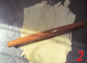 酥皮香肠卷,用擀面杖擀成片状。