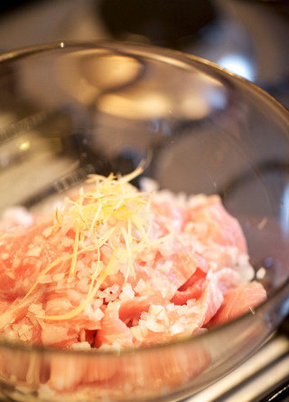 猪颈肉盖饭,将猪颈肉和姜丝、蒜蓉、洋葱碎、少许植物油一起搅拌均匀并冷藏30min