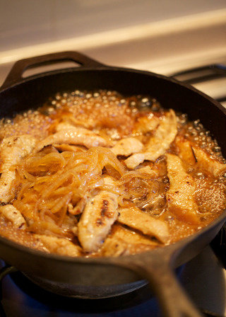 猪颈肉盖饭,倒入汤汁deglazing，轻轻刮起锅底焦糖色物质，上盖炖煮40min，如需要途中可添少许水