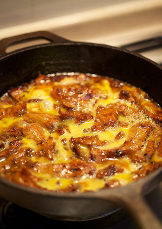 猪颈肉盖饭,将鸡蛋搅打均匀后倒入锅内，略为搅动，转制小火，上盖焖煮5min