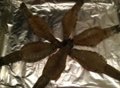  芝士焗黑虎虾,烤箱180度预热5～10分钟，趁着这个空档，赶紧开始把腌制过来的虾摆盘