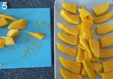 芒果胡萝卜香橙沙拉,芒果去皮去核，切片是为了摆盘，其实还是切丁方便吃