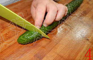 蓑衣黄瓜,此次下刀，刀子与黄瓜的角度变为45度斜切，刀子依然是与案板呈45度角，斜下刀