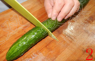 蓑衣黄瓜,刀子下落与黄瓜的角度呈90度交叉。刀尖与刀柄呈45度角下刀，切片，底部不切段