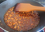 杂酱面,倒入适量的温水烧开，至汤汁变浓即可。