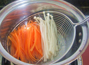 杂酱面,将胡萝卜丝、金针菇入锅中焯熟后捞出。