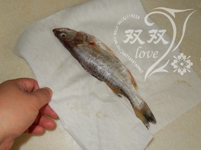 干炸鲈鱼,用厨房纸将小鱼表面的水分吸干