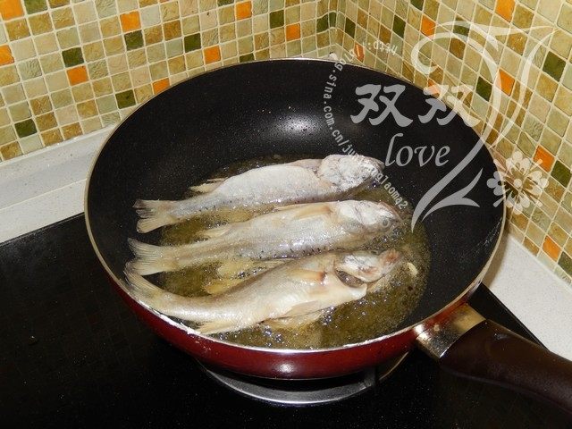 干炸鲈鱼,平底锅烧热，倒入适量的油