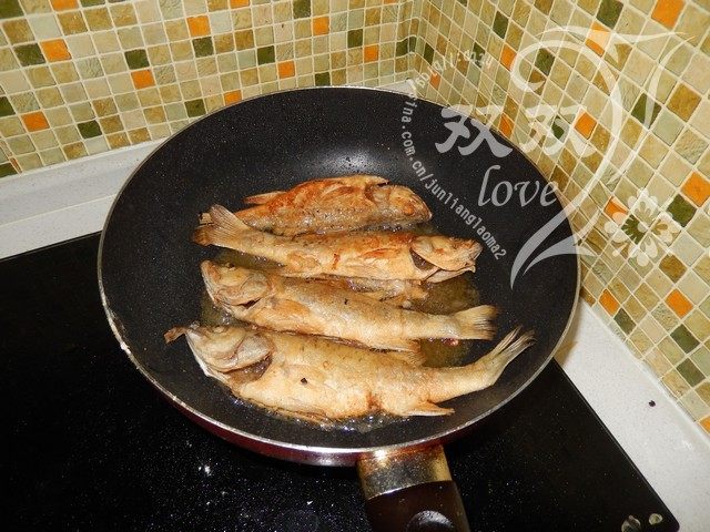 干炸鲈鱼,如果想要吃更酥脆的小鱼，再次复炸，让其口感更好