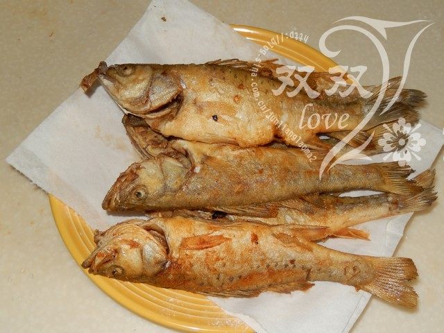 干炸鲈鱼,将炸好的鱼放在厨房纸上，吸干多余的油脂