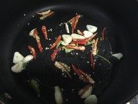 蘑菇烩肉片,热锅热油爆香辣椒大蒜