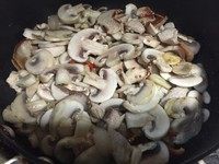 蘑菇烩肉片,肉片扒拉到一边加入口蘑翻炒20s，混合一切