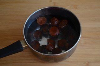 红焖栗子鸡,栗子在带绒毛那端切个口子，洗净后放入沸水锅，中小火煮5分钟