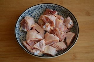红焖栗子鸡,鸡翅和鸡腿洗净，切成小块，在开水锅中汆烫下，捞出冲洗掉浮沫，沥干水分