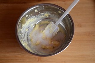 黄金椰丝球,用打蛋器打到颜色变白，稍微膨大后加入细砂糖，搅拌均匀