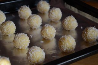 黄金椰丝球,将椰丝球均匀排入烤盘，放入预热好的烤箱，170度，18分钟左右，烤到表面金黄即可