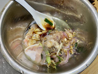 姜葱冬菇蒸滑鸡,半茶匙白糖，少许白胡椒粉，少许食盐