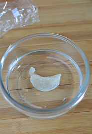 小米红枣燕窝粥,把干燕盏洗净表面，放干净容器中，倒入100ml纯净水。