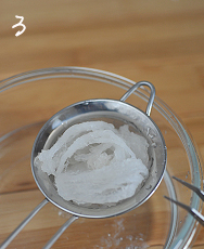 小米红枣燕窝粥,把泡发好的燕盏放入过滤网内冲洗干净，如有细小的绒毛用镊子挑出。