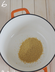 小米红枣燕窝粥,取一个大点的锅子，把小米倒入。
