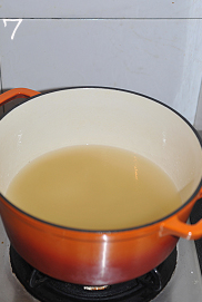 小米红枣燕窝粥,再加入五小碗清水（约1000ml）。