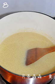 小米红枣燕窝粥,加盖大火煮开后，转小火慢煮30分钟至粥变浓稠。
