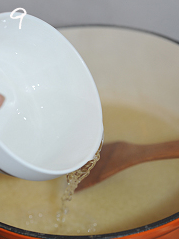 小米红枣燕窝粥,开盖加入1.5小碗清水（约300ml），搅拌均匀。