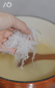 小米红枣燕窝粥,煮开后放入泡发处理好的燕窝。