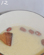 小米红枣燕窝粥,小火慢煮30分钟即可，期间需要不断搅拌防止粘底。吃到时候可根据自己喜欢加入蜂蜜或者冰糖。