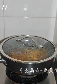 油焖春笋小鲍鱼,锅中煮开后，盖上盖子转中火煮10分钟。