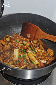 油焖春笋小鲍鱼,开盖转大火收浓汤汁，撒上葱花即可出锅。