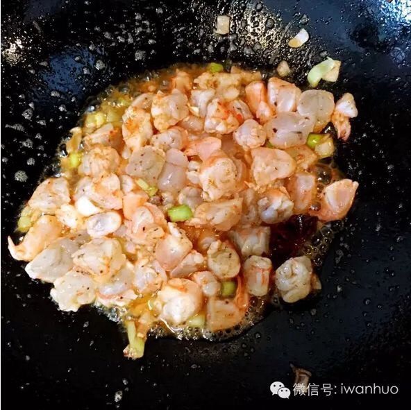 全能豪华大虾酱,熬完虾油的锅里直接放入葱姜爆香，放入切好的虾段，翻炒，略微变色即可。