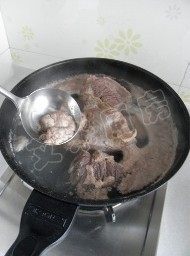 石锅辣牛肉汤,用勺子将浮沫撇净