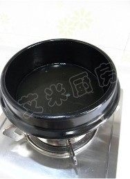 石锅辣牛肉汤,将石锅放在炉灶上，锅内加入适量的牛肉汤