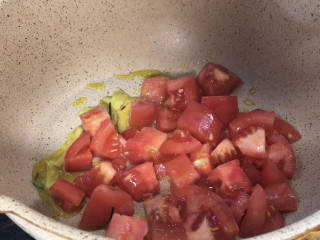 金针菇番茄汤,放入番茄炒匀
