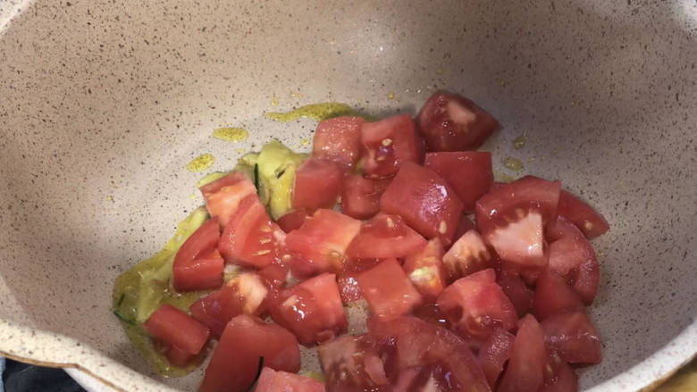 金针菇番茄汤,放入番茄炒匀