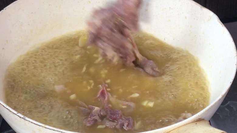酸汤肉片,再把腌制好的瘦肉放入锅中，拌散开