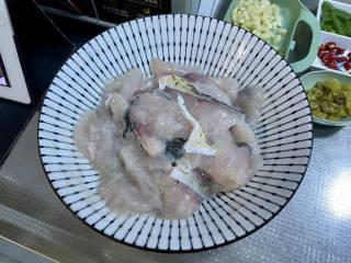 金汤鱼,最后加入半汤匙食用油，抓拌均匀腌制15分钟
