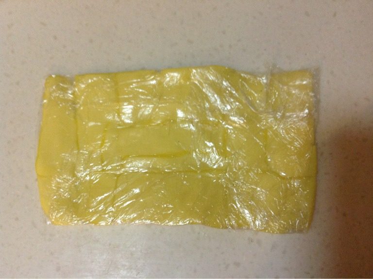 榴莲酥,放入冰箱1到4个小时后，摊平，加入另一块黄油。