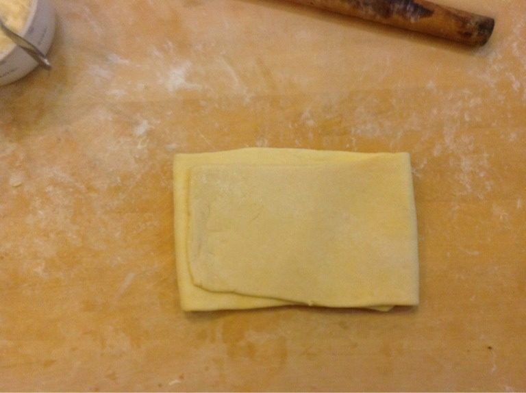 榴莲酥,用面皮包裹住黄油。封口。折三叠。