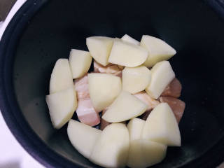 土豆回锅肉,放上土豆块